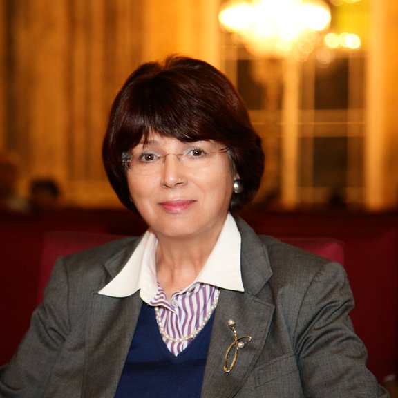 Portraitfoto UR Prof. Brigitte Mazohl