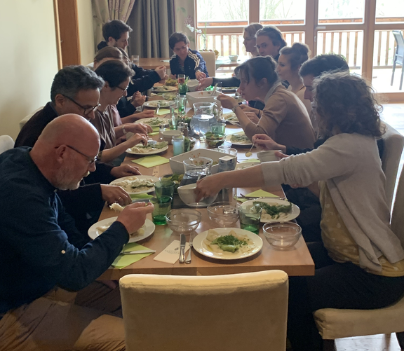 essen am tisch