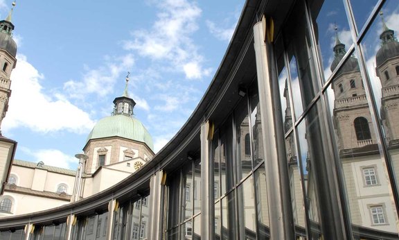 Jesuitenkirche gespiegelt in der Sowi