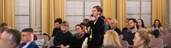 Mitarbeiterin-stellt-Frage